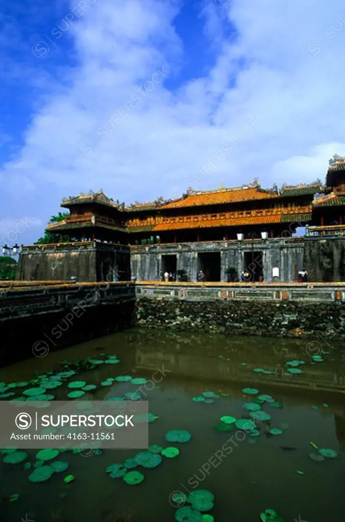 VIETNAM, HUE, CITADEL, VIEW OF MAIN GATE, MOAT