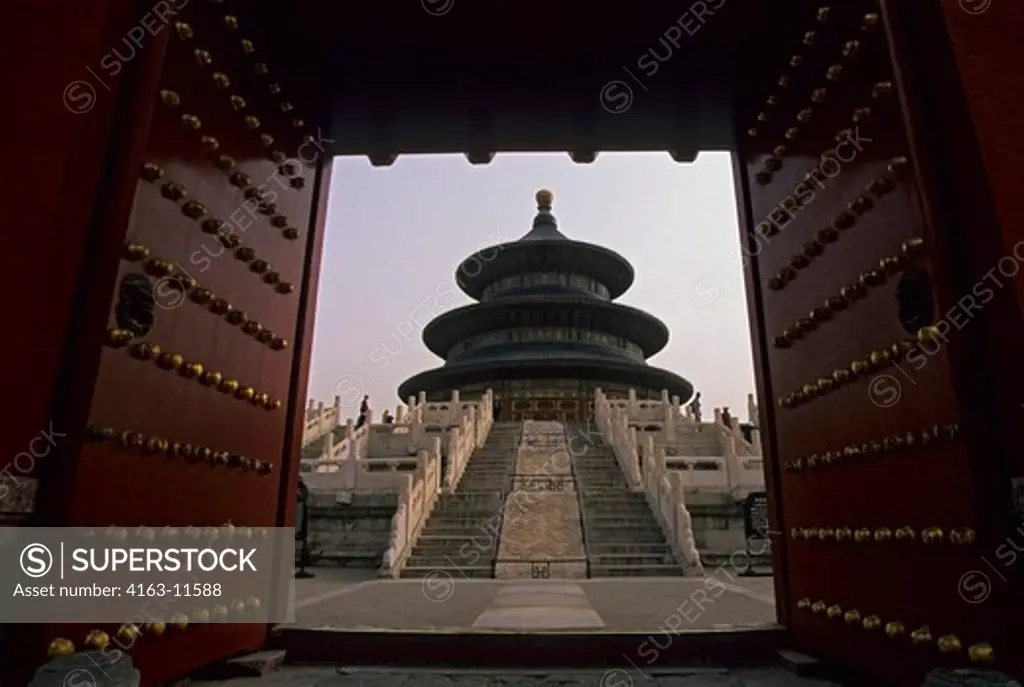 CHINA, BEIJING, TEMPLE OF HEAVEN, VIEW THROUGH GATE