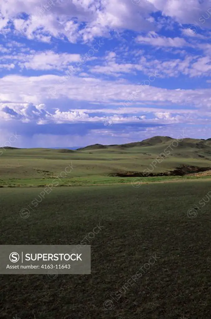 MONGOLIA, GOBI DESERT, NEAR DALANZADGAD, GRASSLANDS (STEPPES), LANDSCAPE