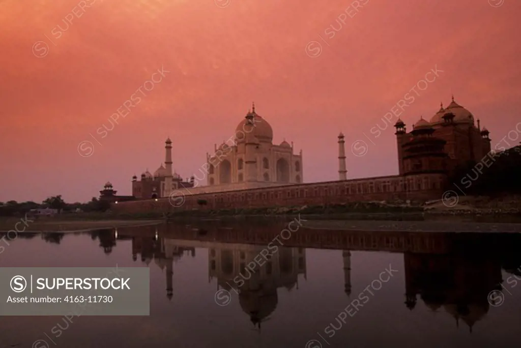 INDIA, AGRA, TAJ MAHAL AT SUNRISE, REFLECTING IN RIVER