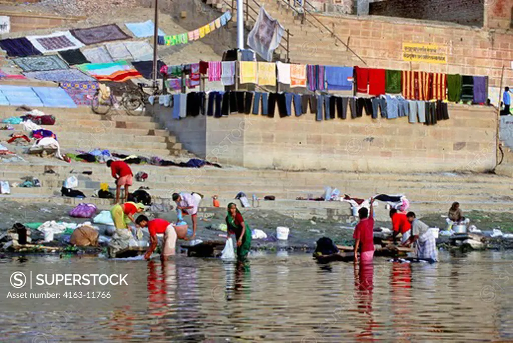 INDIA, VARANASI, GANGES RIVER, LAUNDRY BEING WASHED IN THE RIVER