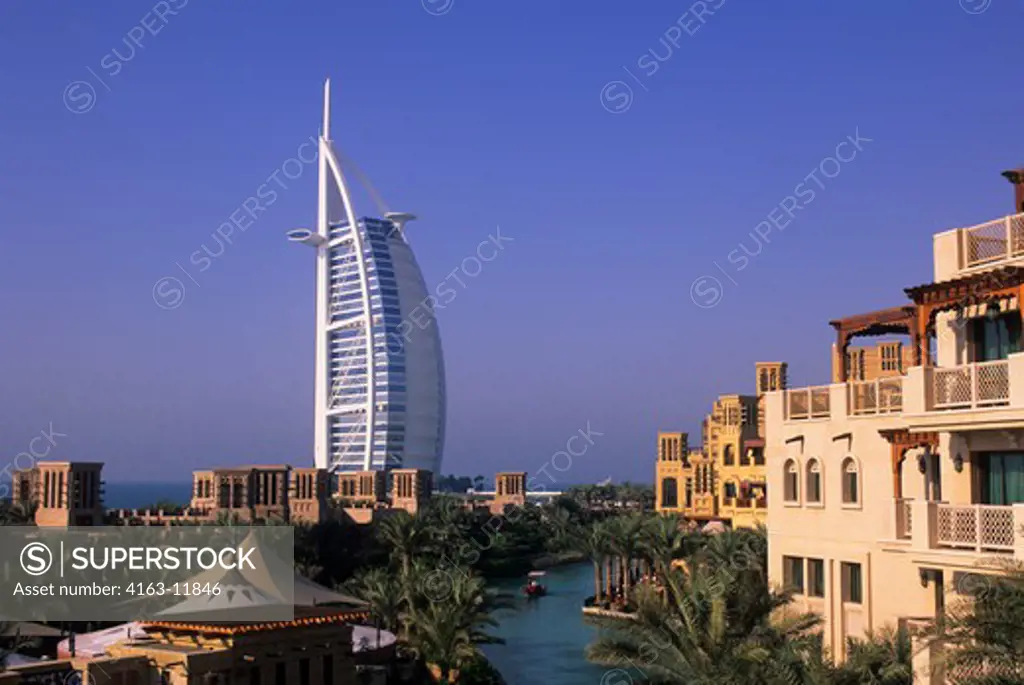 UNITED ARAB EMIRATES, DUBAI, MADINAT JUMEIRAH HOTEL, VIEW OF BURJ AL ARAB HOTEL