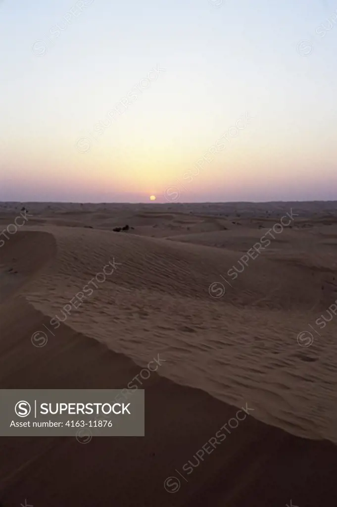 UNITED ARAB EMIRATES, DUBAI, DUBAI DESERT CONSERVATION RESERVE, SAND DUNE, SUNSET