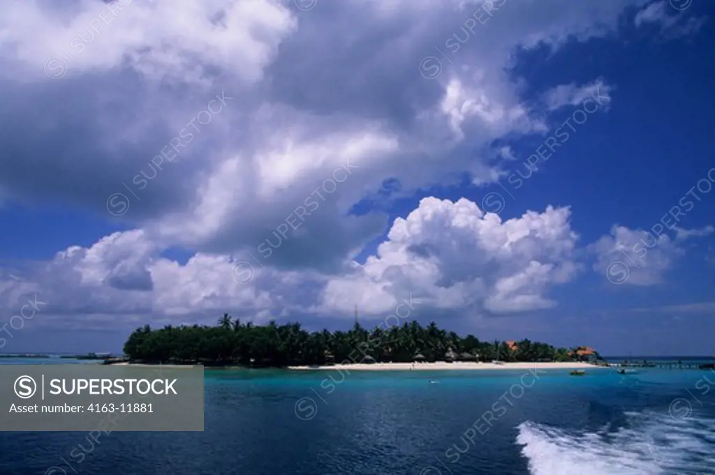 MALDIVES, TAJ CORAL REEF RESORT, VIEW OF ISLAND
