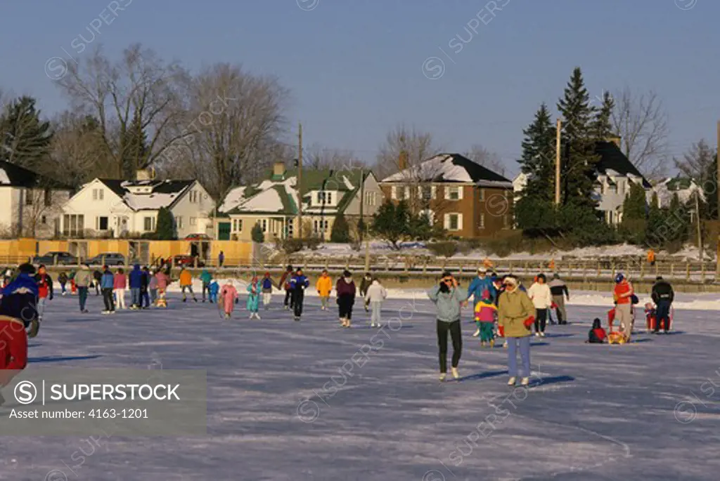 CANADA, ONTARIO, OTTAWA, PEOPLE ICE SKATING ON RIDEAU CANAL