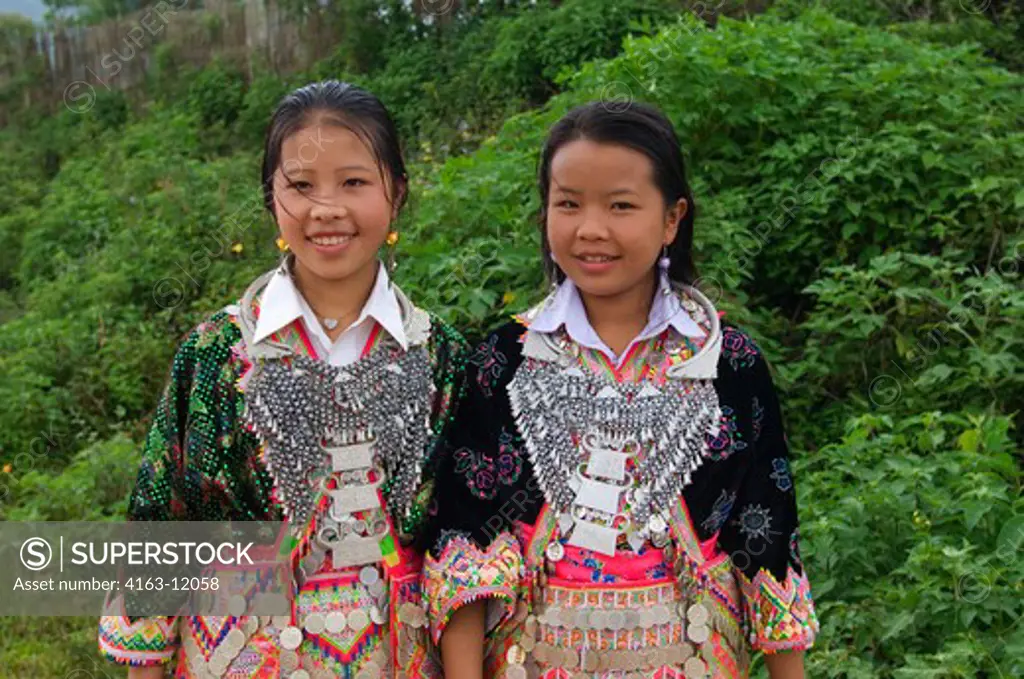 LAOS, NEAR PHONSAVANH (XIENG KHUANG), FORMER CAPITAL XIENG KHOUANG, RENAMED TO MUANG KHOUNE, HMONG TEENAGE GIRLS IN FESTIVE COSTUME