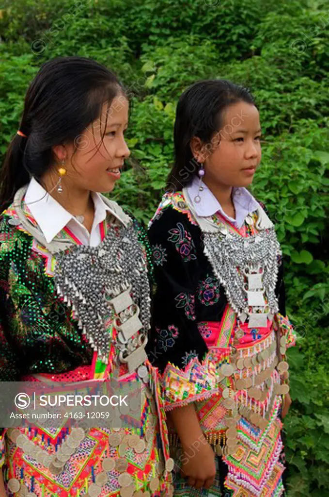 LAOS, NEAR PHONSAVANH (XIENG KHUANG), FORMER CAPITAL XIENG KHOUANG, RENAMED TO MUANG KHOUNE, HMONG TEENAGE GIRLS IN FESTIVE COSTUME