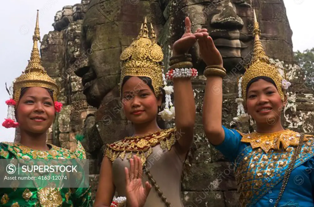 CAMBODIA, ANGKOR, ANGKOR THOM, BAYON TEMPLE, LOCAL TEENAGE GIRLS DRESSED IN CLASSICAL COSTUME