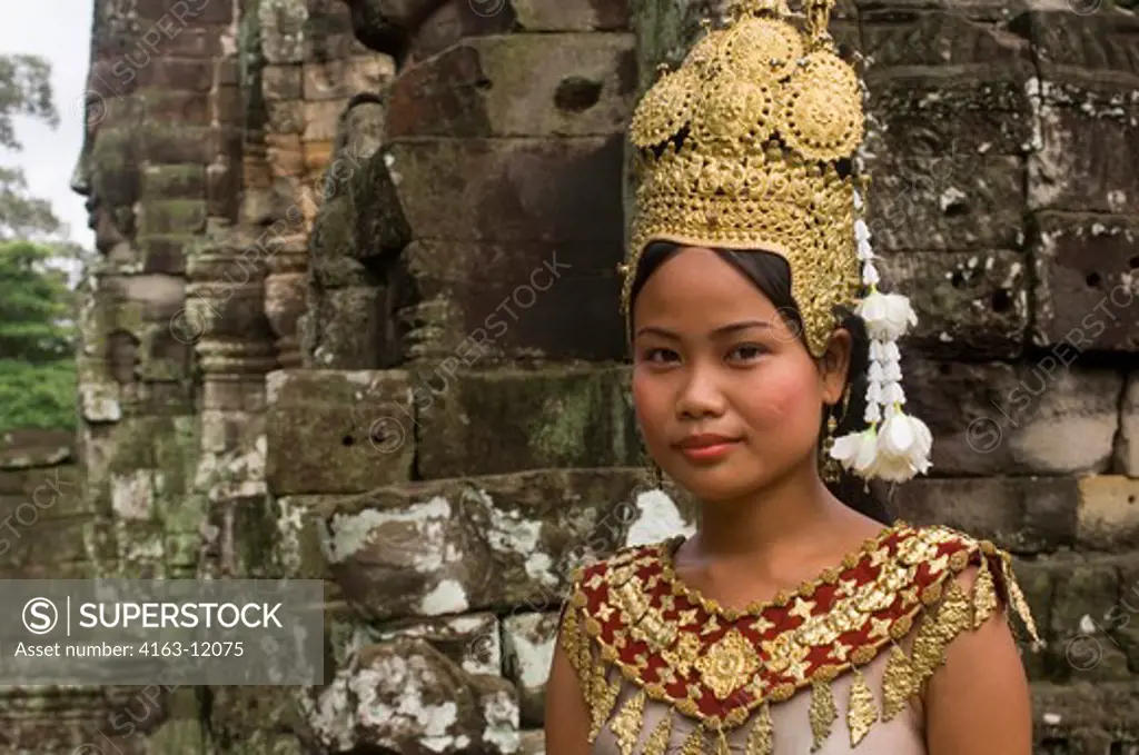 CAMBODIA, ANGKOR, ANGKOR THOM, BAYON TEMPLE, LOCAL TEENAGE GIRL DRESSED IN CLASSICAL COSTUME, PORTRAIT