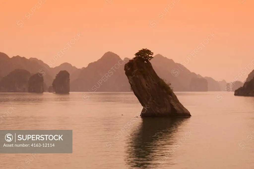 NORTH VIETNAM, NEAR HAIPHONG, HALONG BAY, LIMESTONE (KARST) MOUNTAINS IN HAZE, HON CON COC (TOAD ISLET) ROCK, FILTER