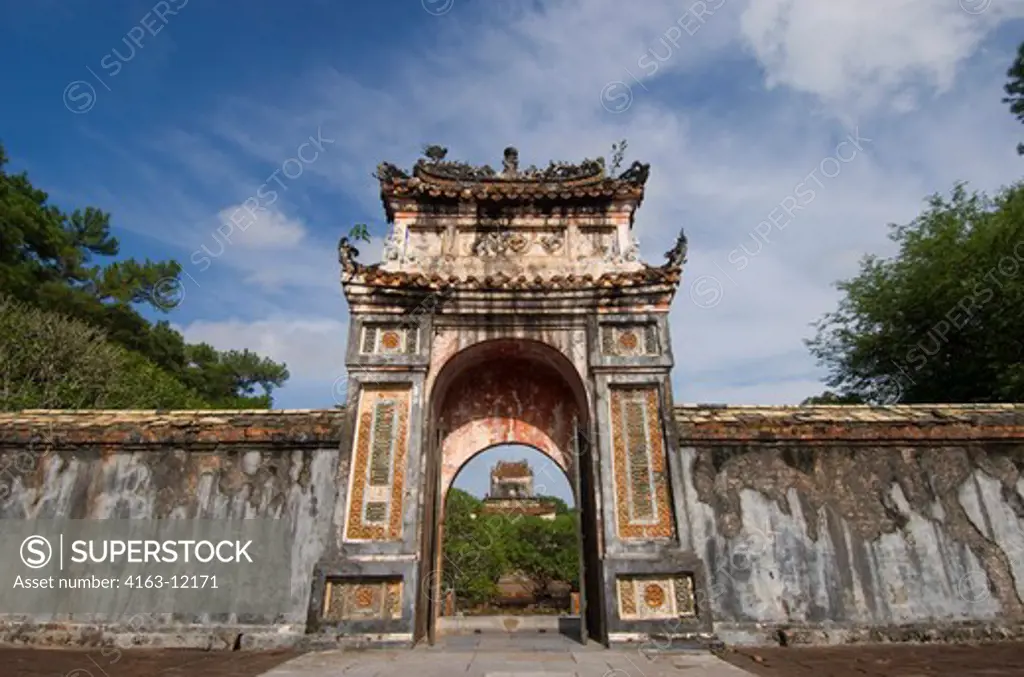 VIETNAM, HUE, TOMB OF KING TU DUC, GATE