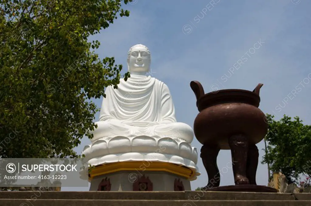 VIETNAM, NHA TRANG, LONG SON PAGODA, SEATED BUDDHA STATUE ON HILL