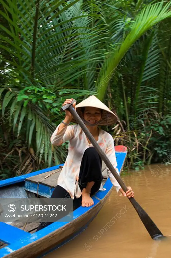 VIETNAM, NEAR SAIGON (HO CHI MINH CITY), MEKONG RIVER DELTA, WOMAN WITH CONE HATS (NON LA) IN BOAT