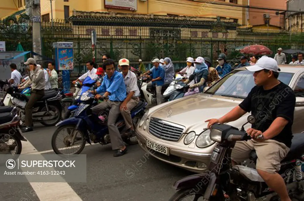 VIETNAM, SAIGON (HO CHI MINH CITY), STREET SCENE WITH PEOPLE ON MOTOR SCOOTERS