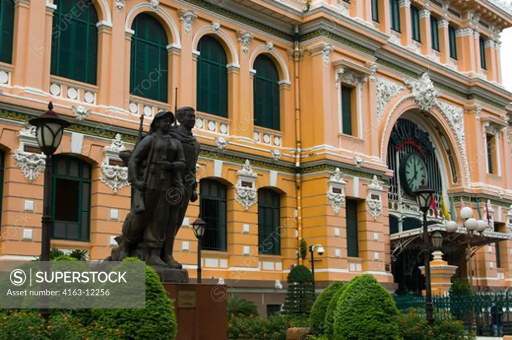 VIETNAM, SAIGON (HO CHI MINH CITY), CENTRAL POST OFFICE, FRENCH COLONIAL STYLE, STATUE