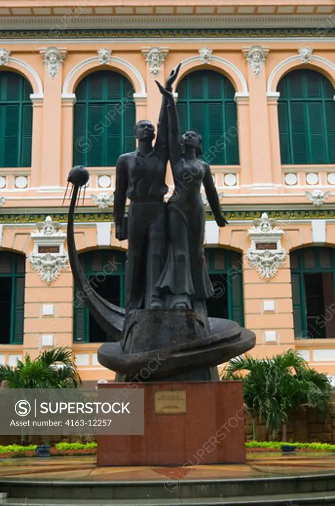 VIETNAM, SAIGON (HO CHI MINH CITY), CENTRAL POST OFFICE, FRENCH COLONIAL STYLE, STATUE