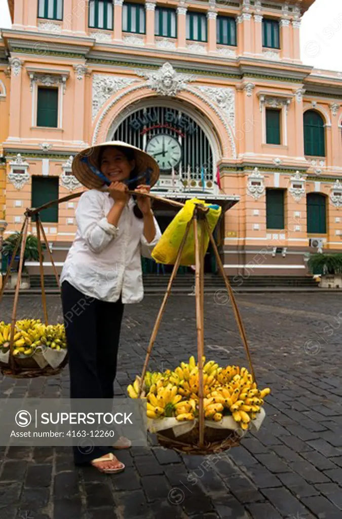 VIETNAM, SAIGON (HO CHI MINH CITY), CENTRAL POST OFFICE, FRENCH COLONIAL STYLE, WOMAN SELLING BANANAS, NON LA (CONE HAT)