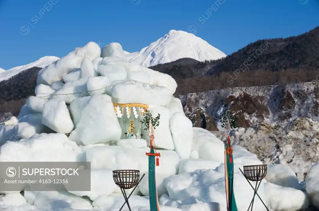 JAPAN, HOKKAIDO ISLAND, SHIRETOKO PENINSULA, UTORO, SHRINE BUILT OUT OF ICE AND SNOW, RAUSU MOUNTAIN IN BACKGROUND