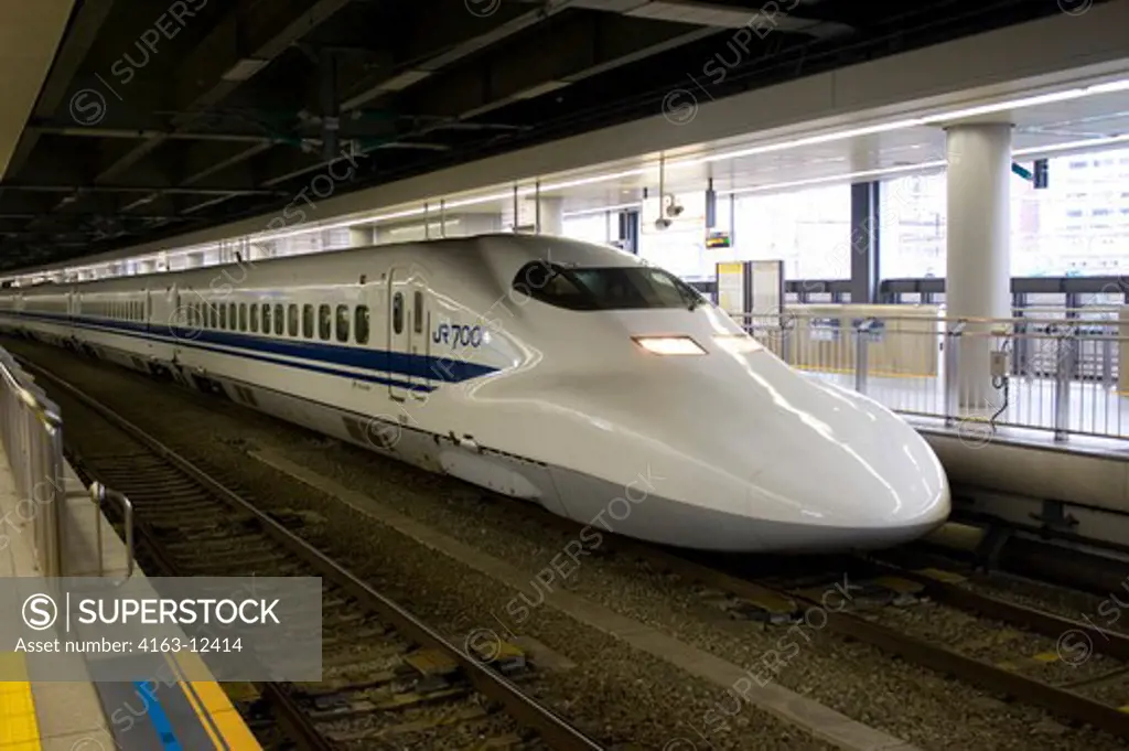 JAPAN, TOKYO, SHINKANSEN (BULLET TRAIN) STATION, BULLET TRAIN