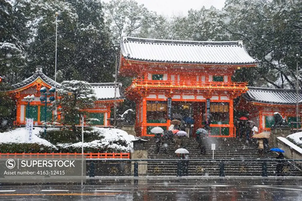 JAPAN, KYOTO, YASAKA SHRINE (SHINTO) IN SNOW