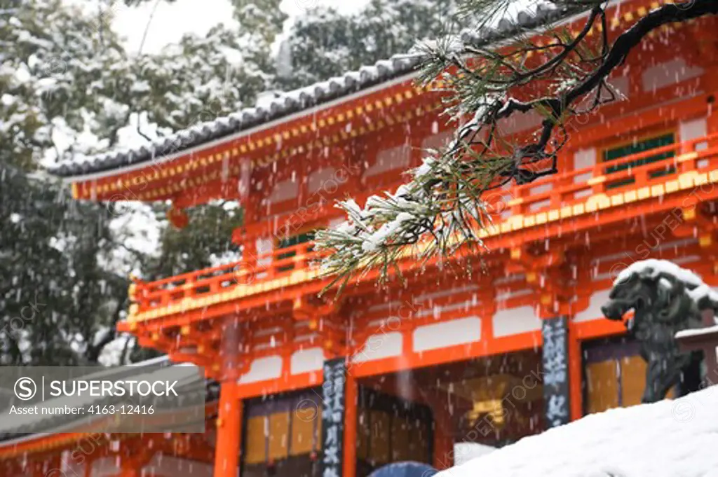 JAPAN, KYOTO, YASAKA SHRINE (SHINTO) IN SNOW