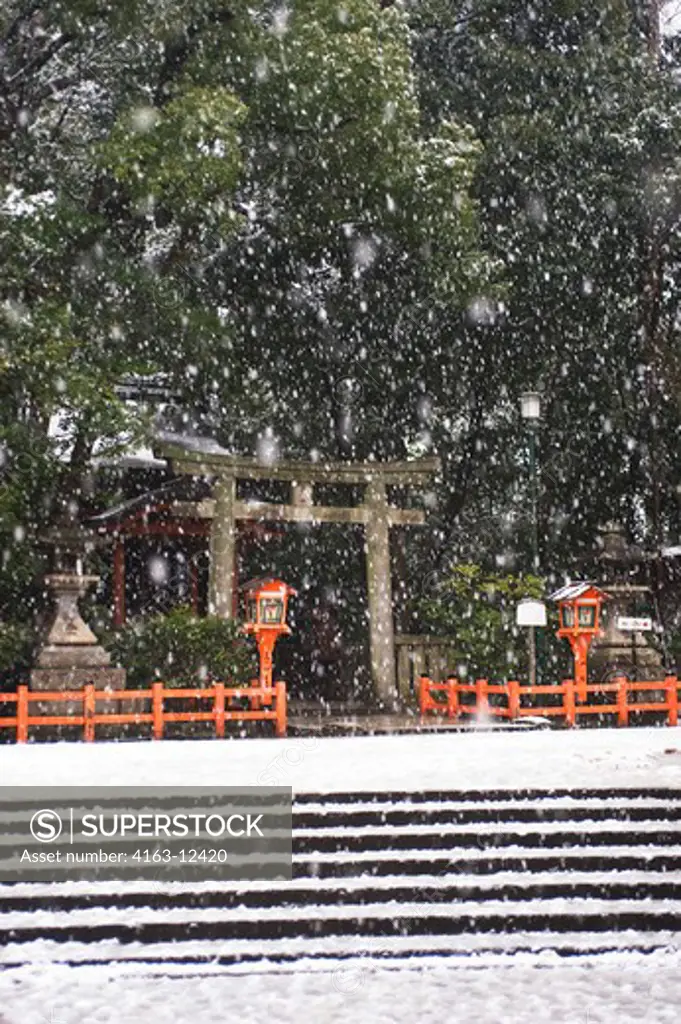 JAPAN, KYOTO, YASAKA SHRINE (SHINTO) IN SNOW, TORI GATE