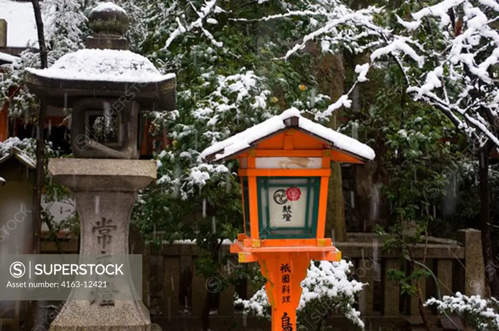 JAPAN, KYOTO, YASAKA SHRINE (SHINTO) IN SNOW, RED LANTERN
