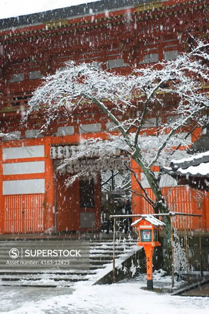JAPAN, KYOTO, YASAKA SHRINE (SHINTO) IN SNOW, GATE