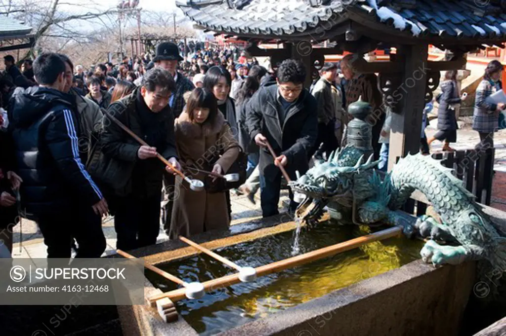 JAPAN, KYOTO, KIYOMIZU TEMPLE IN WINTER, PEOPLE PURIFYING THEMSELVES WITH  WATER