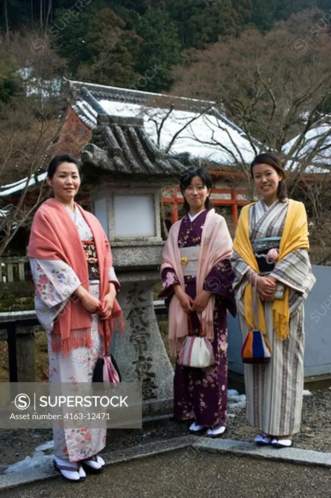 JAPAN, KYOTO, KIYOMIZU TEMPLE IN WINTER, YOUNG WOMEN IN KIMONO