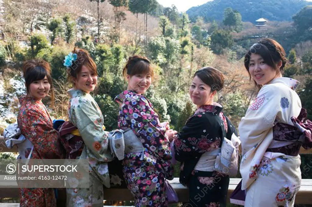 JAPAN, KYOTO, KIYOMIZU TEMPLE IN WINTER, YOUNG WOMEN IN KIMONO