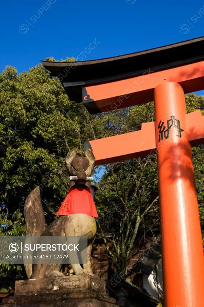 JAPAN, KYOTO, FUSHIMI INARI SHRINE (SHINTO SHRINE), TORII GATE WITH FOX STATUE