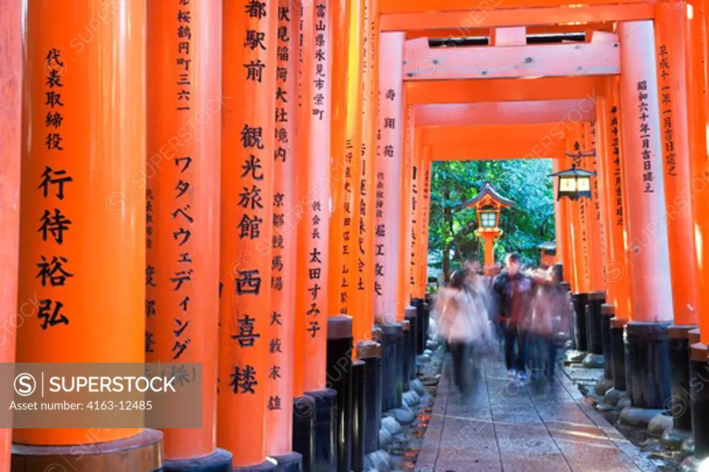 JAPAN, KYOTO, FUSHIMI INARI SHRINE (SHINTO SHRINE), TORII GATES (OFFERINGS)