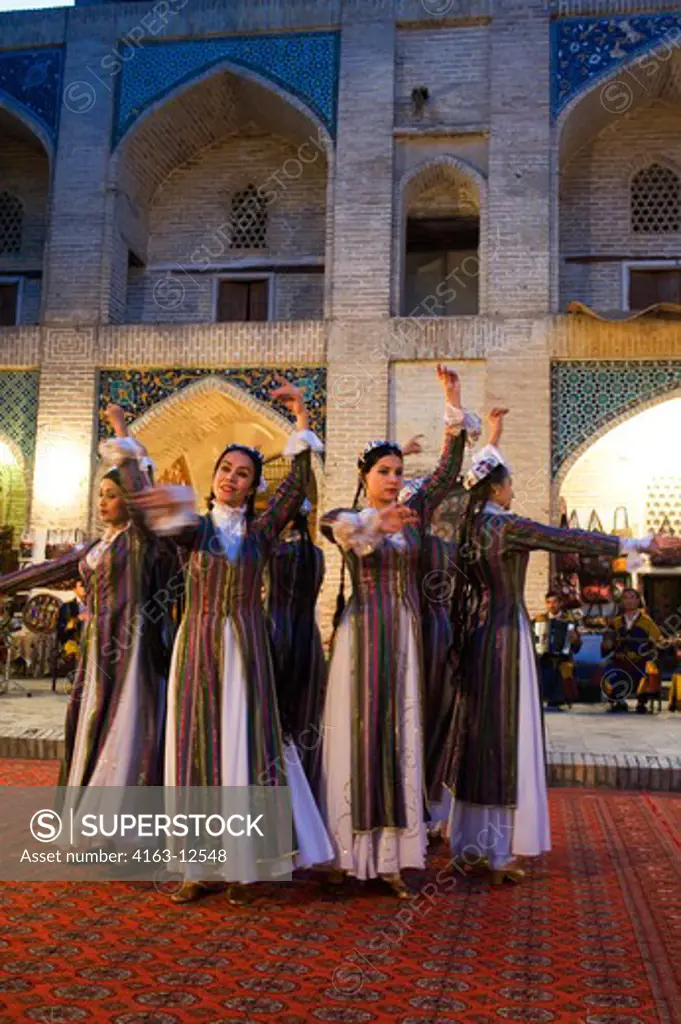 UZBEKISTAN, BUKHARA, NADIR DEVON MADRASSAH, FOLKLORE SHOW, TRADITIONAL UZBEK DANCE