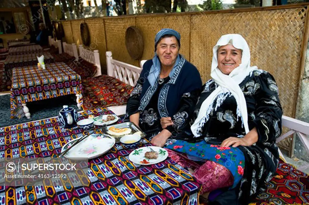 UZBEKISTAN, BUKHARA, LOCAL WOMEN IN OUTDOOR RESTAURANT