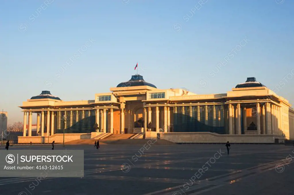 MONGOLIA, ULAANBAATAR, GOVERNMENT HOUSE WITH STATUE OF GENGHIS KHAN IN THE MIDDLE