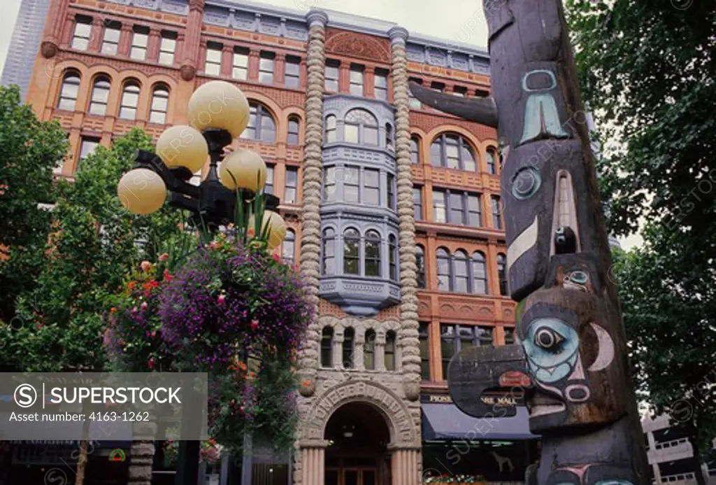 USA, WASHINGTON, SEATTLE, PIONEER SQUARE, TLINGIT TOTEM POLE, PIONEER BUILDING IN BACKGROUND