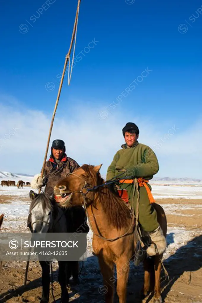 MONGOLIA, NEAR ULAANBAATAR, MONGOL HORSE HERDERS
