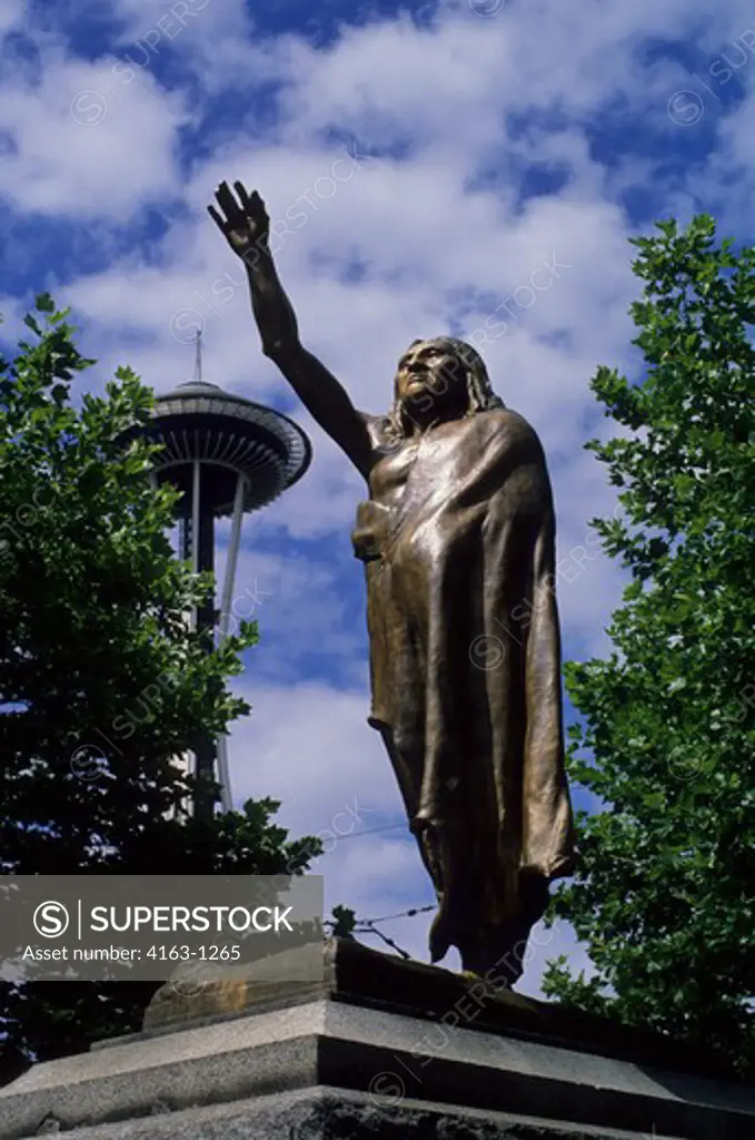 USA, WASHINGTON, SEATTLE, STATUE OF CHIEF SEATTLE IN TILIKUM PLACE WITH SPACE NEEDLE