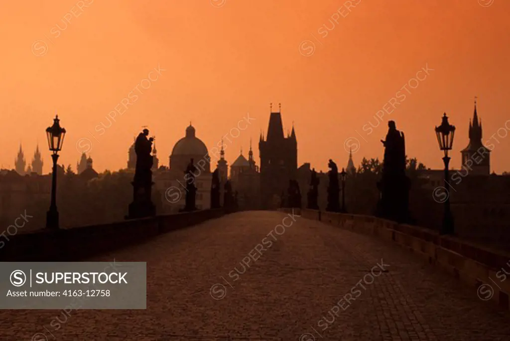 CZECH REPUBLIC, PRAGUE, CHARLES BRIDGE AT DAWN WITH OLD TOWN BRIDGE TOWER