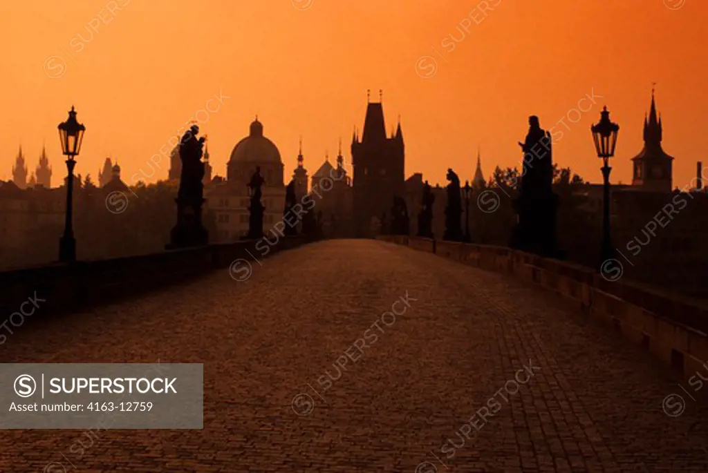 CZECH REPUBLIC, PRAGUE, CHARLES BRIDGE AT DAWN WITH OLD TOWN BRIDGE TOWER