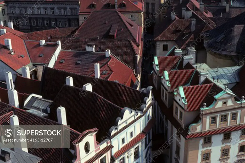 CZECH REPUBLIC, PRAGUE, OLD TOWN SQUARE (STAROMESTSKE NAMESTI), ROOFTOPS, FROM TOWN HALL TOWER