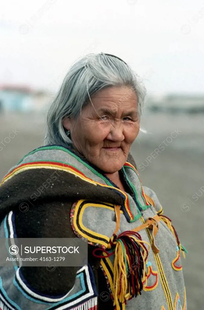 CANADA, NW TERRITORIES, ARVIAT, (ESKIMO POINT), PORTRAIT OF OLD WOMAN IN TRADITIONAL DRESS