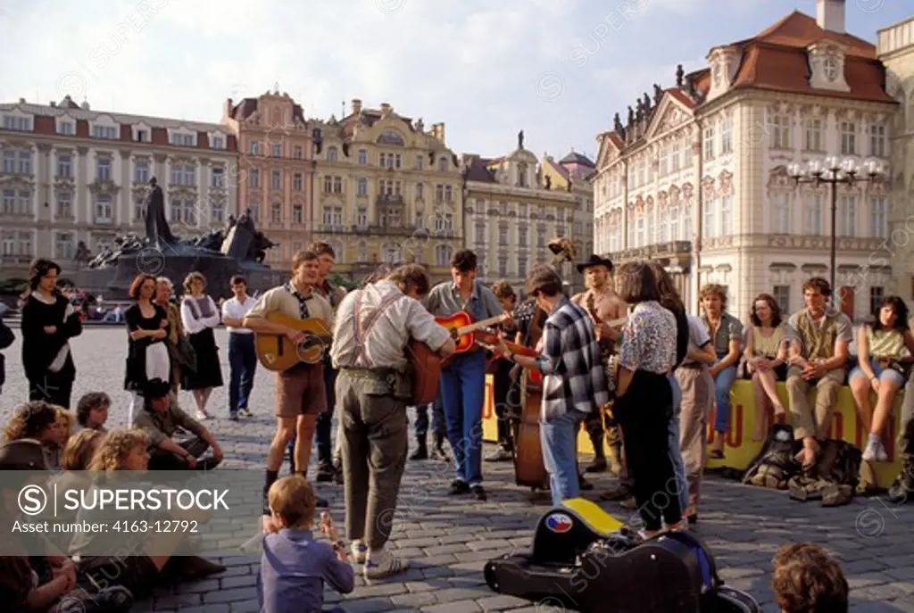 CZECH REPUBLIC, PRAGUE, OLD TOWN SQUARE (STAROMESTSKE NAMESTI), YOUNG PLAYING MUSIC