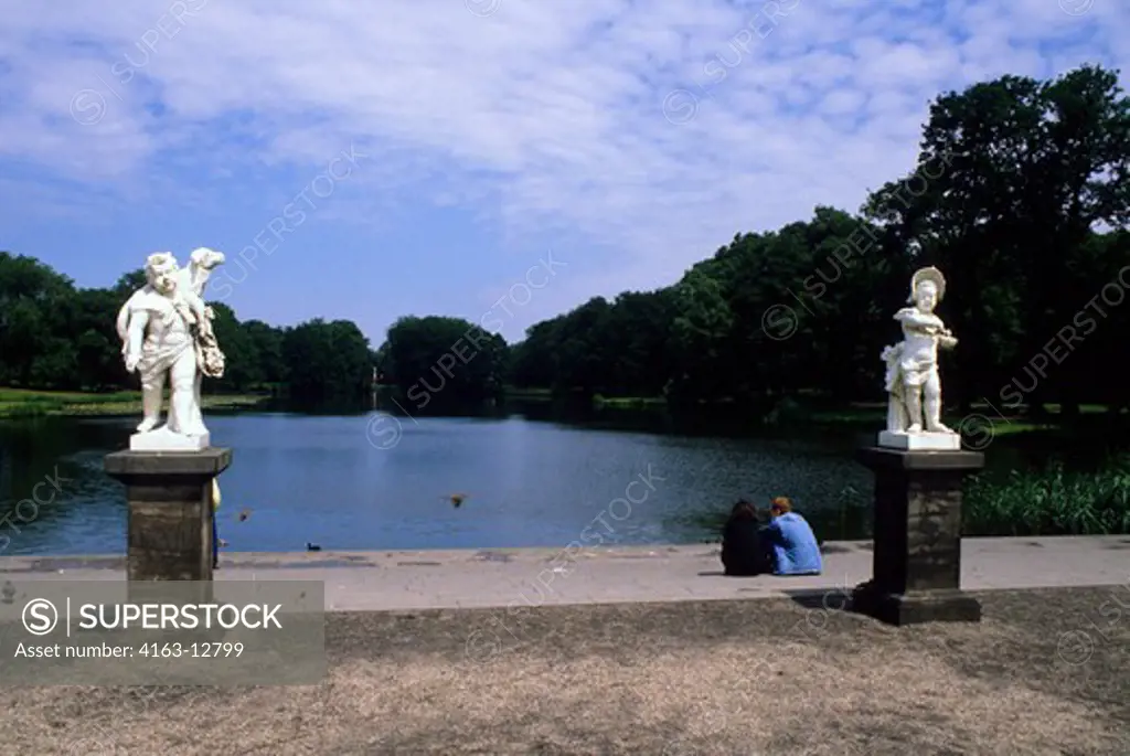 GERMANY, WEST BERLIN, CHARLOTTENBURG CASTLE, PARK WITH STATUES