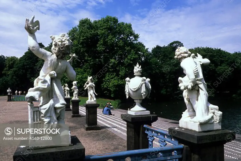 GERMANY, WEST BERLIN, CHARLOTTENBURG CASTLE, PARK WITH STATUES