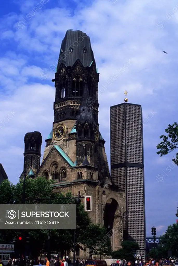 GERMANY, WEST BERLIN, KURFUERSTENDAMM, KAISER-WILHELM MEMORIAL CHURCH