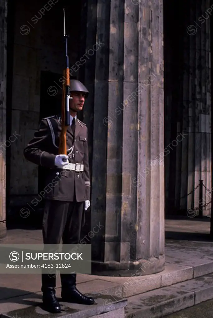 GERMANY, EAST BERLIN, GUARD AT THE MEMORIAL TO THE VICTIMS OF FASCISM & MILITARISM