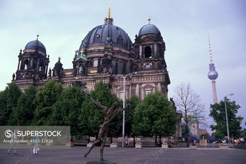 GERMANY, EAST BERLIN, BERLIN CATHEDRAL & TV TOWER