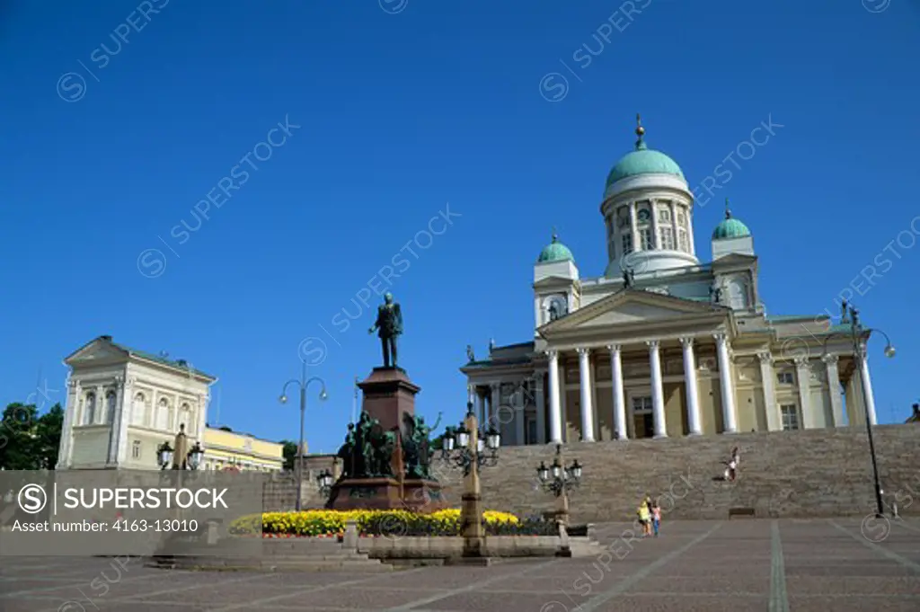 FINLAND, HELSINKI, DOWNTOWN, SENATE SQUARE, CATHEDRAL